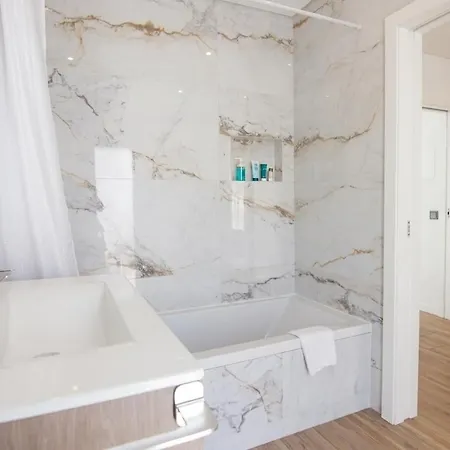 Modern Duplex In Downtown *